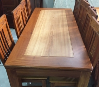 Bàn ăn chân vuông căm xe mặt gõ