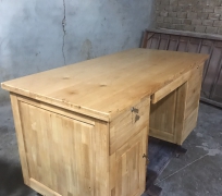 BÀN LAM VIỆC VÁN GHÉP CAO SU 1M6