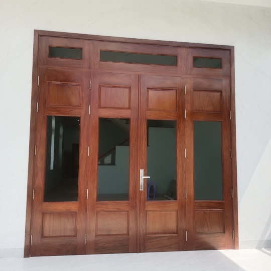 CỬA CHÍNH GỖ  LIM ( Hình chụp thật)